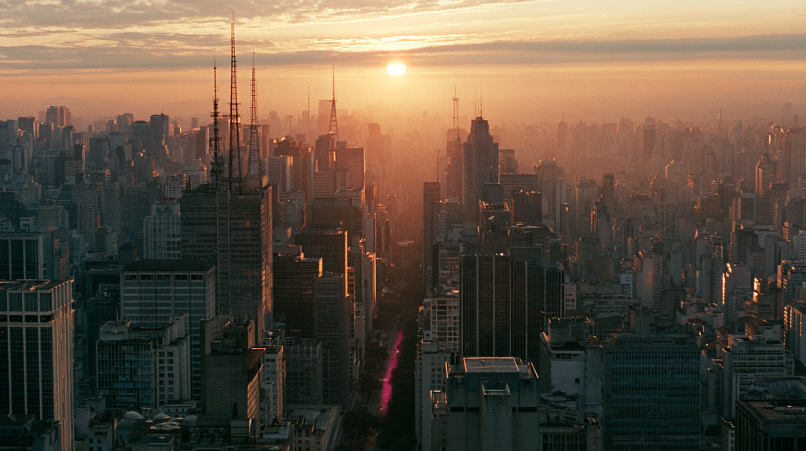 São Paulo vista do alto ao amanhecer, um mar de prédios na névoa dourada