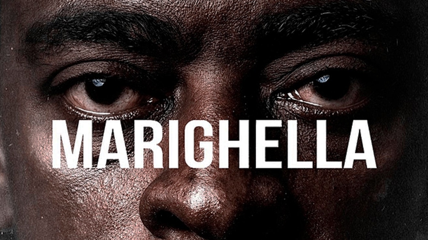 Close do rosto do protagonista de Marighella, produção da O2 Filmes, com o título do filme sobre os olhos
