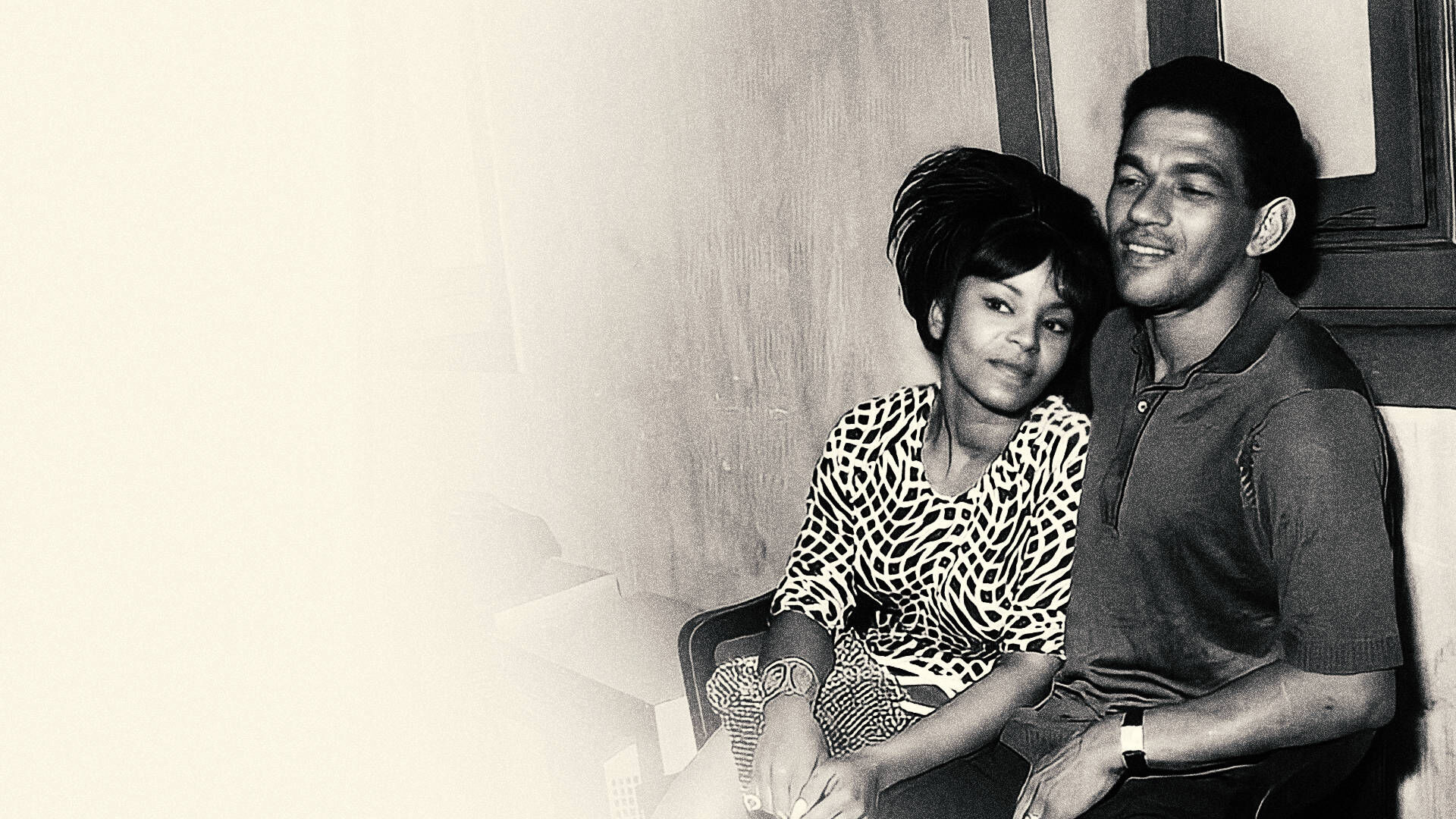 Elza e Garrincha sentados lado a lado, em foto de arquivo