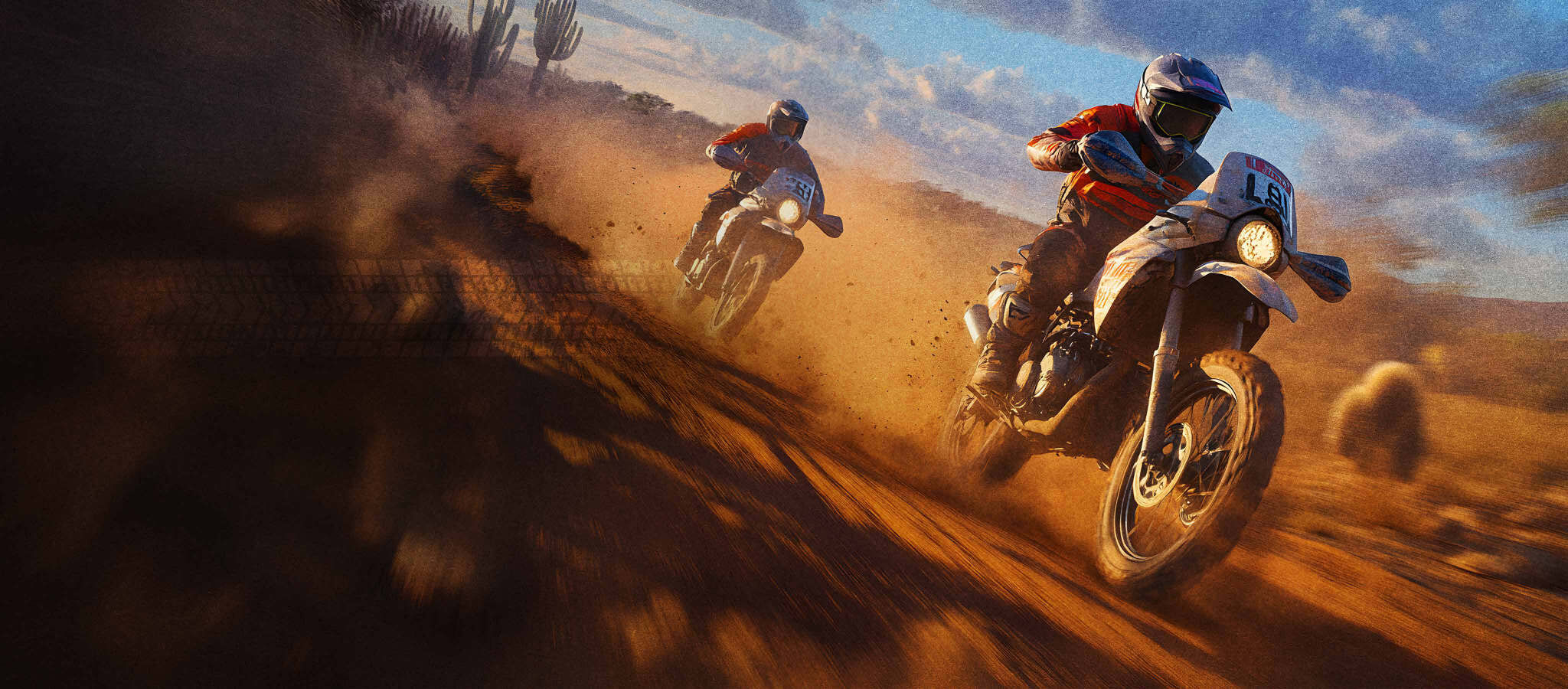 Motociclista em alta velocidade levantando poeira dourada no fim da tarde