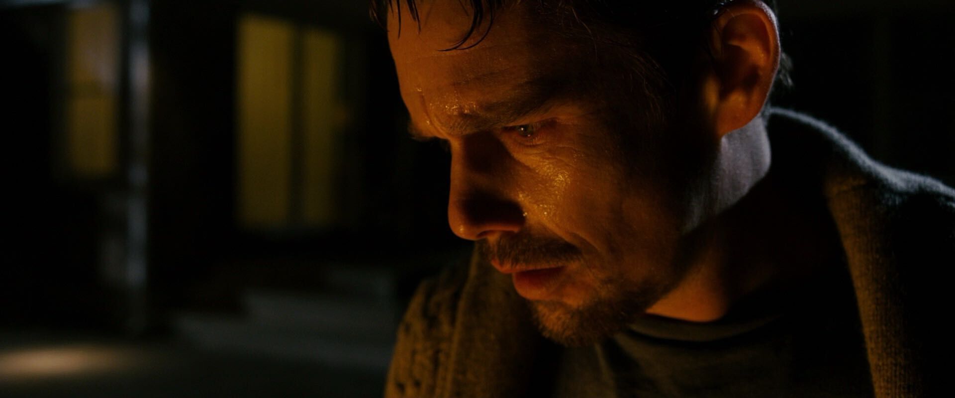 Retrato de Ethan Hawke em luz baixa