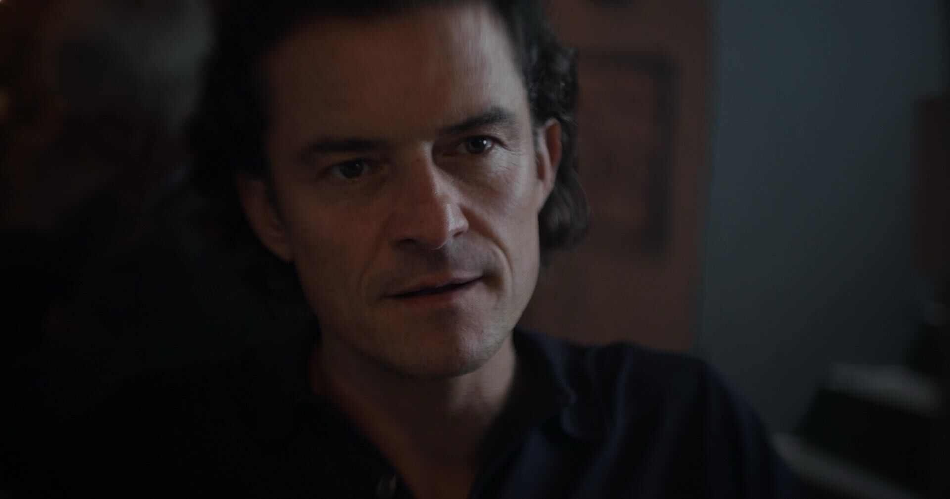 Retrato de Orlando Bloom em luz baixa
