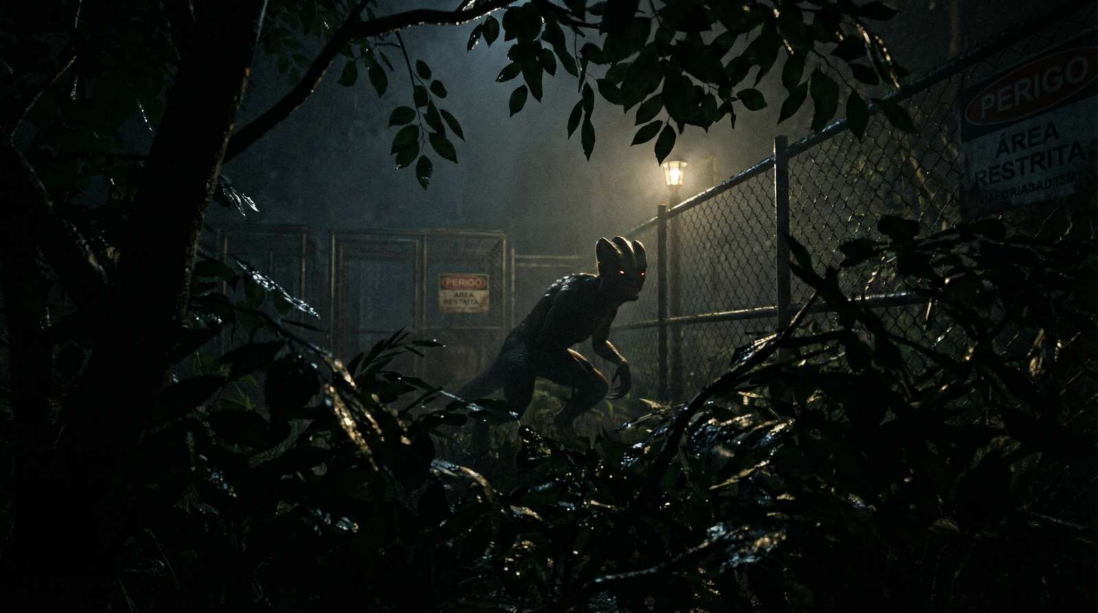 Cerca do zoológico à noite, com placa de área restrita e uma silhueta entre as folhas